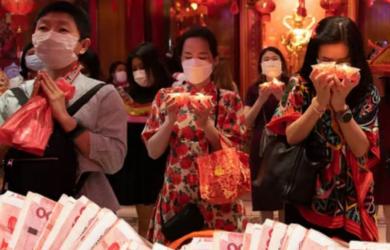 Người trẻ Trung Quốc xếp hàng xin vía Thần tài, 'né' Thần tình yêu