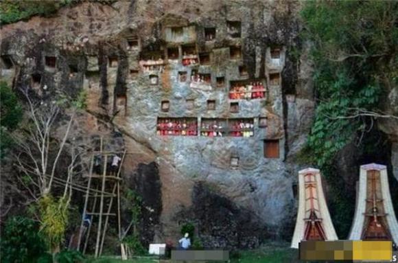 tử thi, tục lệ mai táng, Indonesia, chuyện lạ